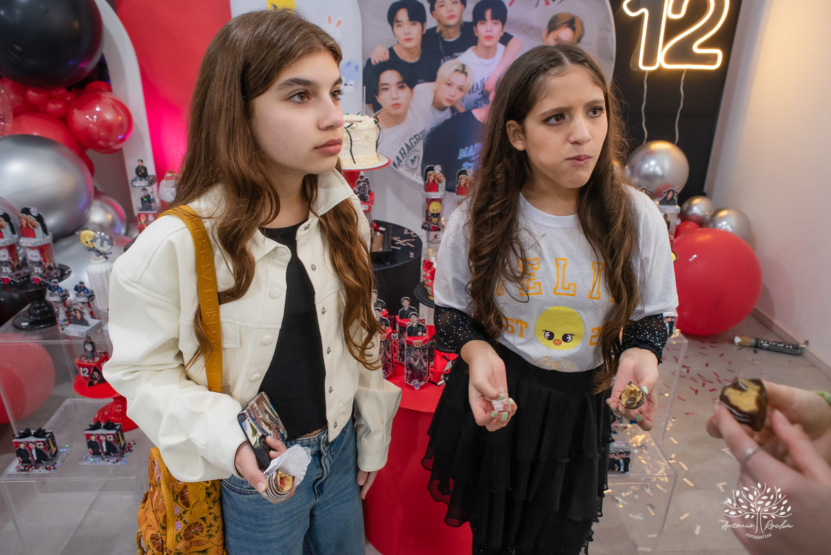 fotografia de aniversário infantil - Stray Kids - Arte em Decorar - Feliz Lee – divina bolacha - fotos espontâneas - pula corda nostalgia - Abelinha - Pelotas- Antonio Rocha Fotografias – Mundo de Alice – Pular Corda – Aniversário de Adolescente