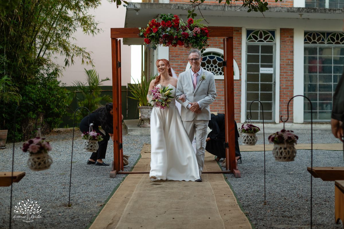 fotógrafos de casamento Pelotas - making of da noiva e do noivo - Quinta Dom Manuel - cerimônia de casamento - festa de casamento animada - dança dos noivos - Vini e Banda - hora do buquê - pré-wedding - Antonio Rocha Fotografias - Renata Dalbann