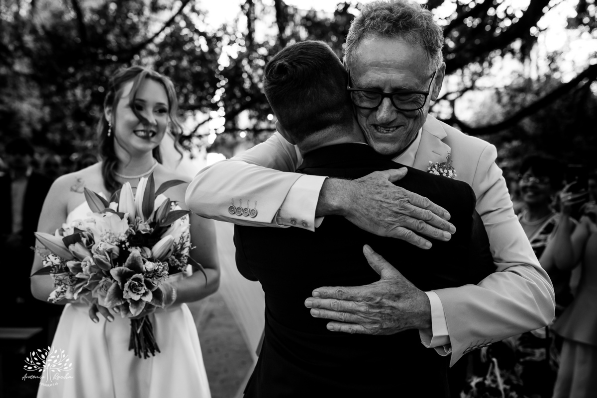 fotógrafos de casamento Pelotas - making of da noiva e do noivo - Quinta Dom Manuel - cerimônia de casamento - festa de casamento animada - dança dos noivos - Vini e Banda - hora do buquê - pré-wedding - Antonio Rocha Fotografias - Renata Dalbann