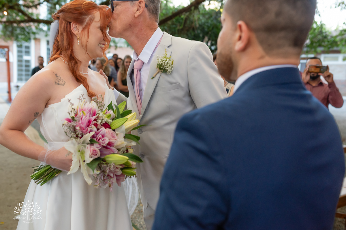 fotógrafos de casamento Pelotas - making of da noiva e do noivo - Quinta Dom Manuel - cerimônia de casamento - festa de casamento animada - dança dos noivos - Vini e Banda - hora do buquê - pré-wedding - Antonio Rocha Fotografias - Renata Dalbann