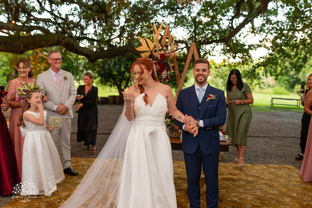 fotógrafos de casamento Pelotas - making of da noiva e do noivo - Quinta Dom Manuel - cerimônia de casamento - festa de casamento animada - dança dos noivos - Vini e Banda - hora do buquê - pré-wedding - Antonio Rocha Fotografias - Renata Dalbann