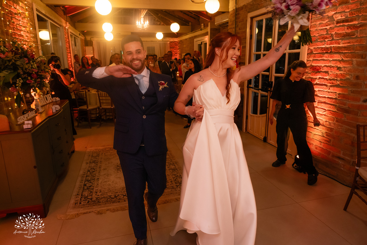 fotógrafos de casamento Pelotas - making of da noiva e do noivo - Quinta Dom Manuel - cerimônia de casamento - festa de casamento animada - dança dos noivos - Vini e Banda - hora do buquê - pré-wedding - Antonio Rocha Fotografias - Renata Dalbann