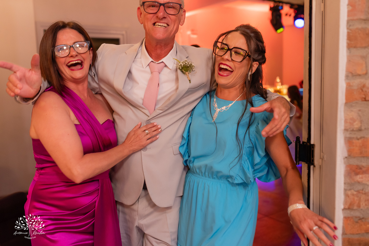 fotógrafos de casamento Pelotas - making of da noiva e do noivo - Quinta Dom Manuel - cerimônia de casamento - festa de casamento animada - dança dos noivos - Vini e Banda - hora do buquê - pré-wedding - Antonio Rocha Fotografias - Renata Dalbann