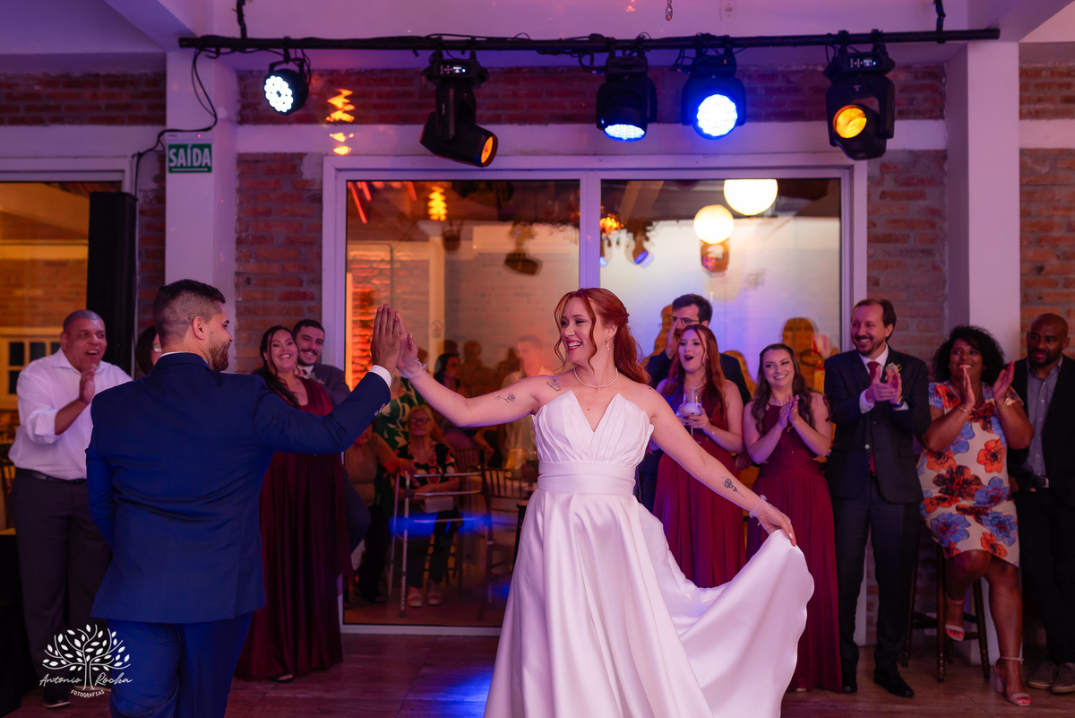 fotógrafos de casamento Pelotas - making of da noiva e do noivo - Quinta Dom Manuel - cerimônia de casamento - festa de casamento animada - dança dos noivos - Vini e Banda - hora do buquê - pré-wedding - Antonio Rocha Fotografias - Renata Dalbann