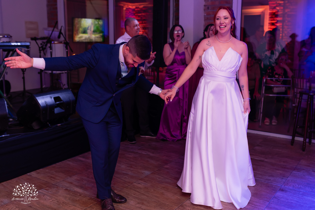 fotógrafos de casamento Pelotas - making of da noiva e do noivo - Quinta Dom Manuel - cerimônia de casamento - festa de casamento animada - dança dos noivos - Vini e Banda - hora do buquê - pré-wedding - Antonio Rocha Fotografias - Renata Dalbann