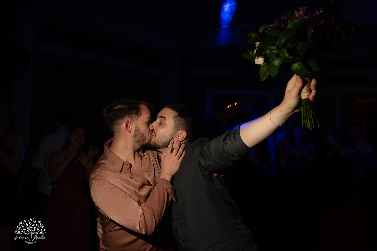fotógrafos de casamento Pelotas - making of da noiva e do noivo - Quinta Dom Manuel - cerimônia de casamento - festa de casamento animada - dança dos noivos - Vini e Banda - hora do buquê - pré-wedding - Antonio Rocha Fotografias - Renata Dalbann