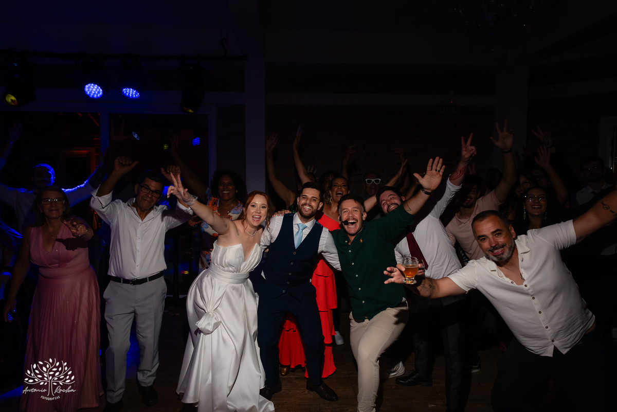 fotógrafos de casamento Pelotas - making of da noiva e do noivo - Quinta Dom Manuel - cerimônia de casamento - festa de casamento animada - dança dos noivos - Vini e Banda - hora do buquê - pré-wedding - Antonio Rocha Fotografias - Renata Dalbann