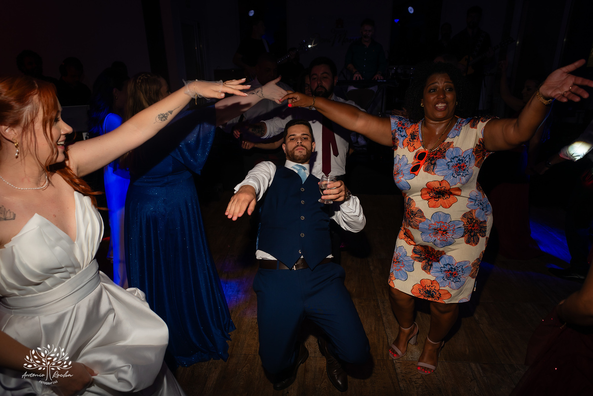 fotógrafos de casamento Pelotas - making of da noiva e do noivo - Quinta Dom Manuel - cerimônia de casamento - festa de casamento animada - dança dos noivos - Vini e Banda - hora do buquê - pré-wedding - Antonio Rocha Fotografias - Renata Dalbann