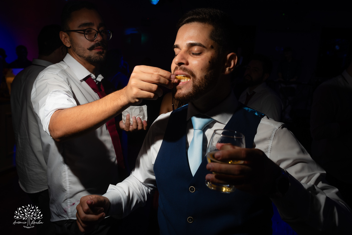 fotógrafos de casamento Pelotas - making of da noiva e do noivo - Quinta Dom Manuel - cerimônia de casamento - festa de casamento animada - dança dos noivos - Vini e Banda - hora do buquê - pré-wedding - Antonio Rocha Fotografias - Renata Dalbann