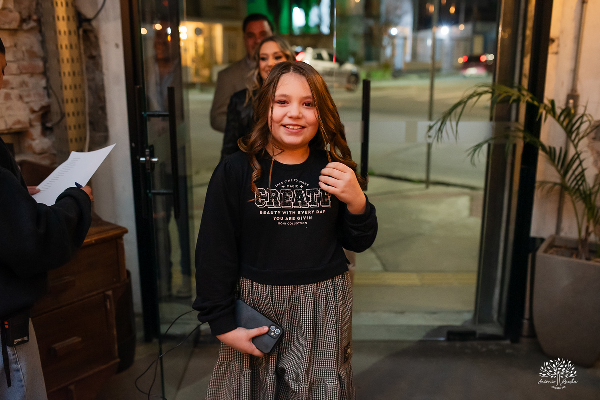 aniversário das Ana’s - irmãs gêmeas - Ana Laura - Ana Carolina - Cervejaria Fábrica Roca - celebração da vida - noite especial - familiares e amigos - música - descontração - Mateus Almeida - parabéns – bolo – Pelotas - Antonio Rocha Fotografias