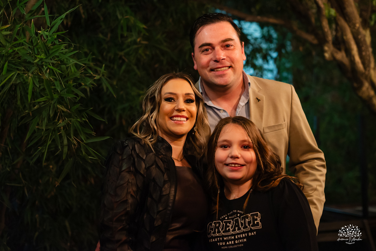 aniversário das Ana’s - irmãs gêmeas - Ana Laura - Ana Carolina - Cervejaria Fábrica Roca - celebração da vida - noite especial - familiares e amigos - música - descontração - Mateus Almeida - parabéns – bolo – Pelotas - Antonio Rocha Fotografias