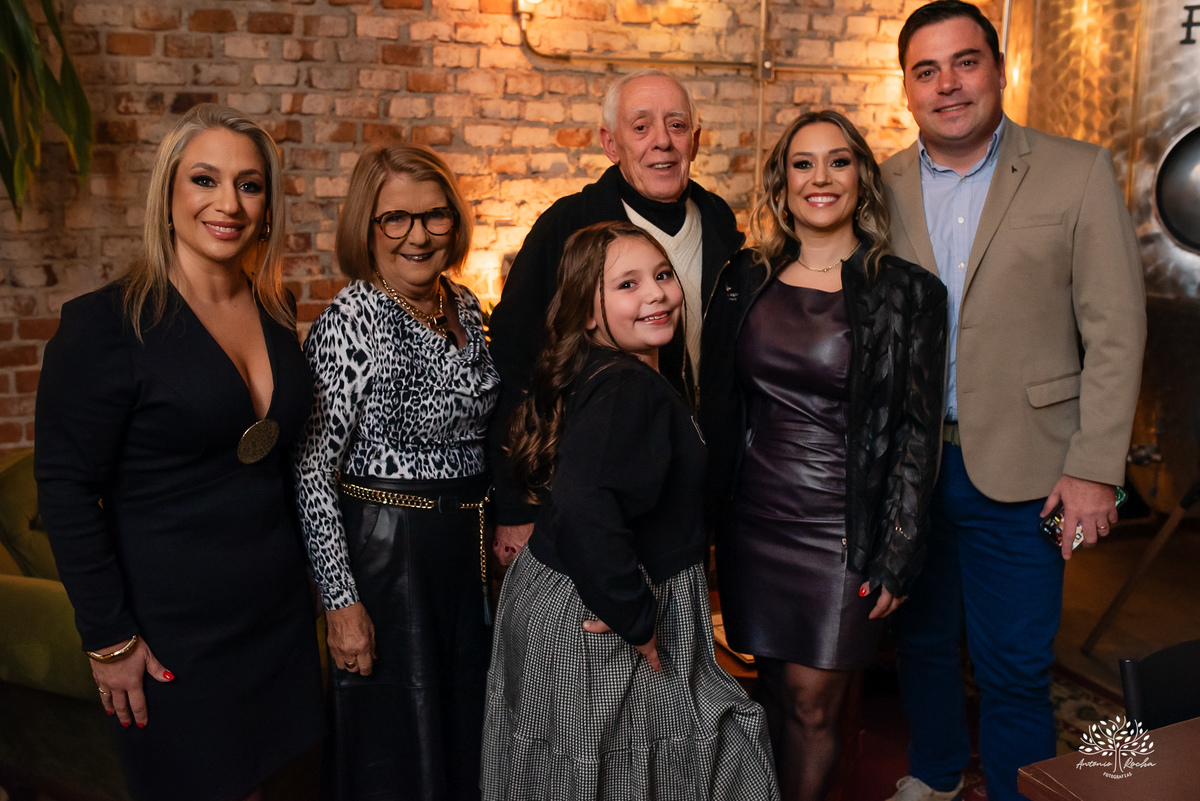 aniversário das Ana’s - irmãs gêmeas - Ana Laura - Ana Carolina - Cervejaria Fábrica Roca - celebração da vida - noite especial - familiares e amigos - música - descontração - Mateus Almeida - parabéns – bolo – Pelotas - Antonio Rocha Fotografias