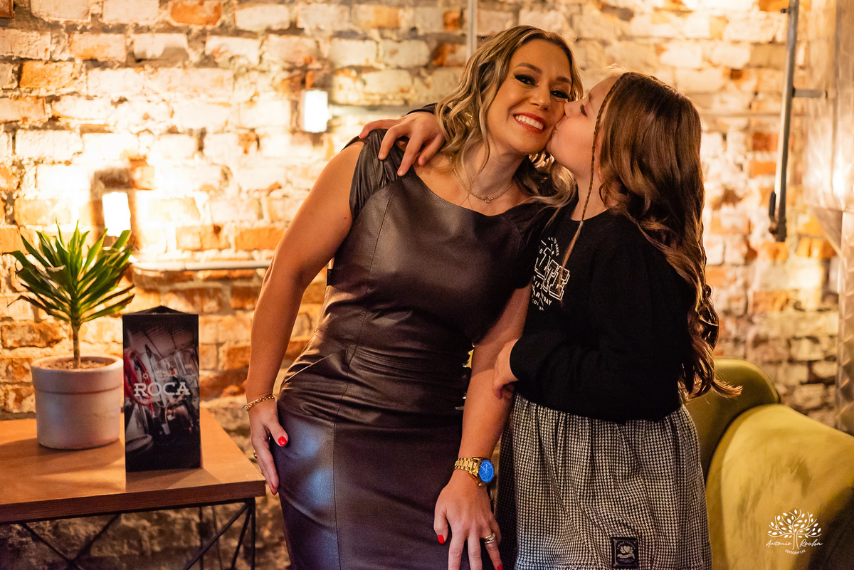 aniversário das Ana’s - irmãs gêmeas - Ana Laura - Ana Carolina - Cervejaria Fábrica Roca - celebração da vida - noite especial - familiares e amigos - música - descontração - Mateus Almeida - parabéns – bolo – Pelotas - Antonio Rocha Fotografias