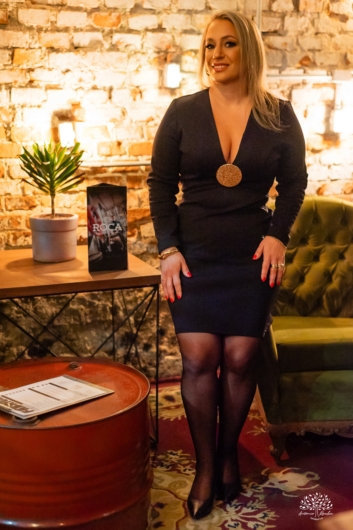 aniversário das Ana’s - irmãs gêmeas - Ana Laura - Ana Carolina - Cervejaria Fábrica Roca - celebração da vida - noite especial - familiares e amigos - música - descontração - Mateus Almeida - parabéns – bolo – Pelotas - Antonio Rocha Fotografias