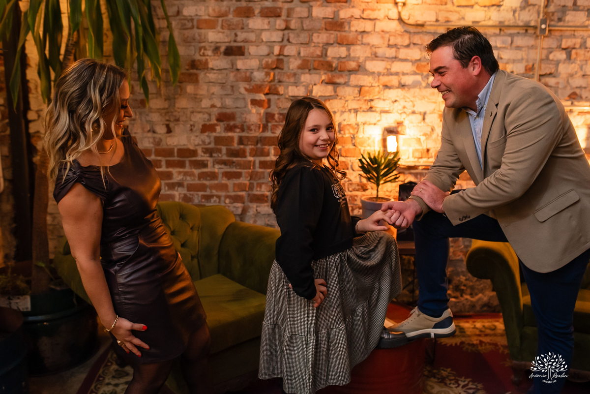 aniversário das Ana’s - irmãs gêmeas - Ana Laura - Ana Carolina - Cervejaria Fábrica Roca - celebração da vida - noite especial - familiares e amigos - música - descontração - Mateus Almeida - parabéns – bolo – Pelotas - Antonio Rocha Fotografias