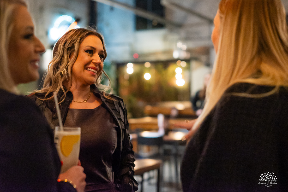 aniversário das Ana’s - irmãs gêmeas - Ana Laura - Ana Carolina - Cervejaria Fábrica Roca - celebração da vida - noite especial - familiares e amigos - música - descontração - Mateus Almeida - parabéns – bolo – Pelotas - Antonio Rocha Fotografias