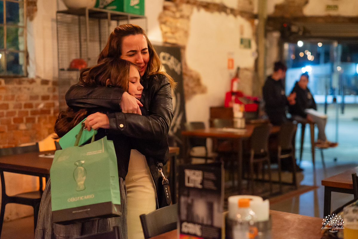 aniversário das Ana’s - irmãs gêmeas - Ana Laura - Ana Carolina - Cervejaria Fábrica Roca - celebração da vida - noite especial - familiares e amigos - música - descontração - Mateus Almeida - parabéns – bolo – Pelotas - Antonio Rocha Fotografias