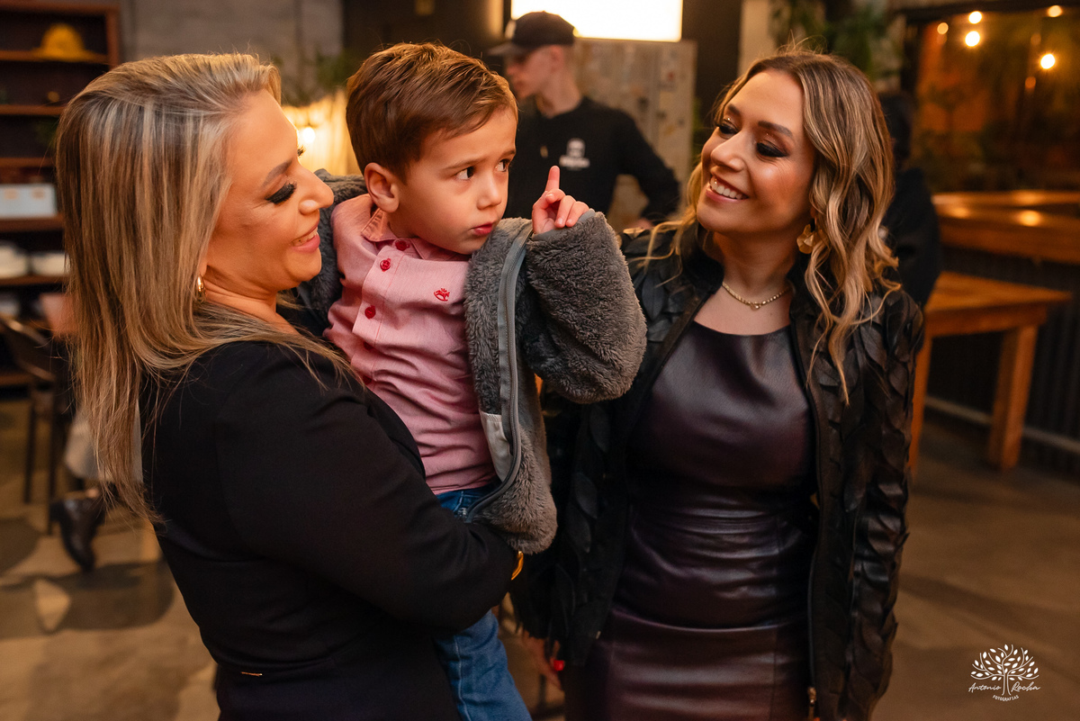 aniversário das Ana’s - irmãs gêmeas - Ana Laura - Ana Carolina - Cervejaria Fábrica Roca - celebração da vida - noite especial - familiares e amigos - música - descontração - Mateus Almeida - parabéns – bolo – Pelotas - Antonio Rocha Fotografias