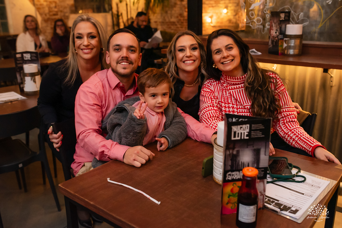 aniversário das Ana’s - irmãs gêmeas - Ana Laura - Ana Carolina - Cervejaria Fábrica Roca - celebração da vida - noite especial - familiares e amigos - música - descontração - Mateus Almeida - parabéns – bolo – Pelotas - Antonio Rocha Fotografias