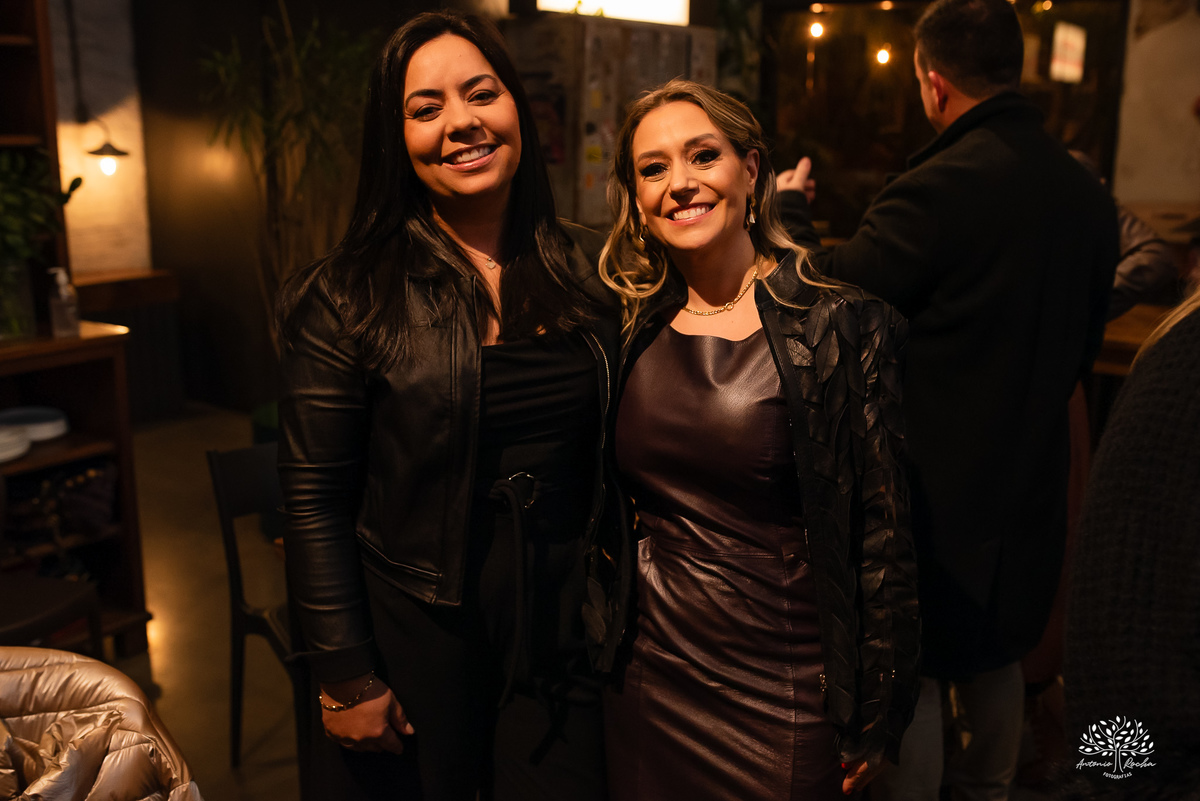 aniversário das Ana’s - irmãs gêmeas - Ana Laura - Ana Carolina - Cervejaria Fábrica Roca - celebração da vida - noite especial - familiares e amigos - música - descontração - Mateus Almeida - parabéns – bolo – Pelotas - Antonio Rocha Fotografias