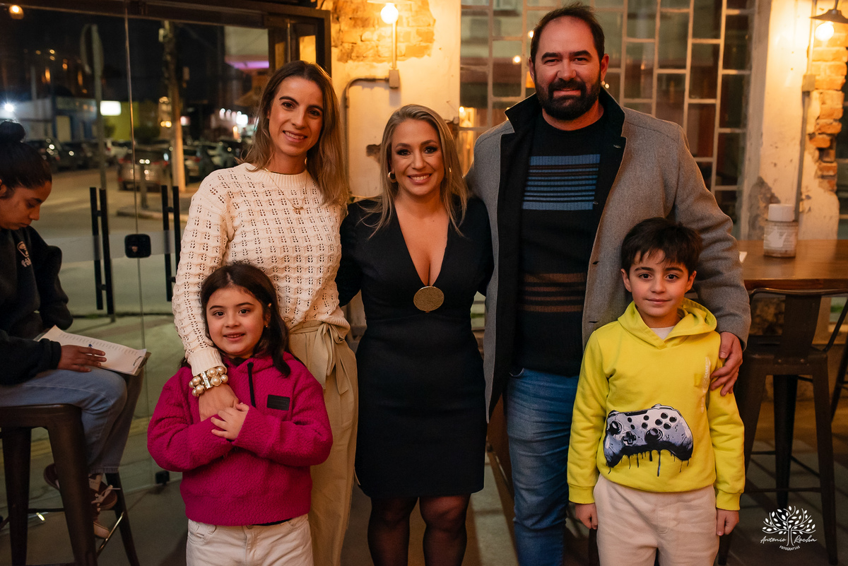 aniversário das Ana’s - irmãs gêmeas - Ana Laura - Ana Carolina - Cervejaria Fábrica Roca - celebração da vida - noite especial - familiares e amigos - música - descontração - Mateus Almeida - parabéns – bolo – Pelotas - Antonio Rocha Fotografias