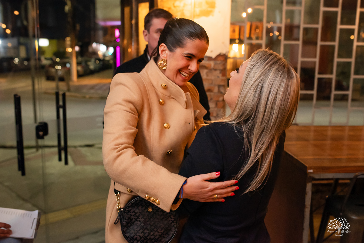 aniversário das Ana’s - irmãs gêmeas - Ana Laura - Ana Carolina - Cervejaria Fábrica Roca - celebração da vida - noite especial - familiares e amigos - música - descontração - Mateus Almeida - parabéns – bolo – Pelotas - Antonio Rocha Fotografias