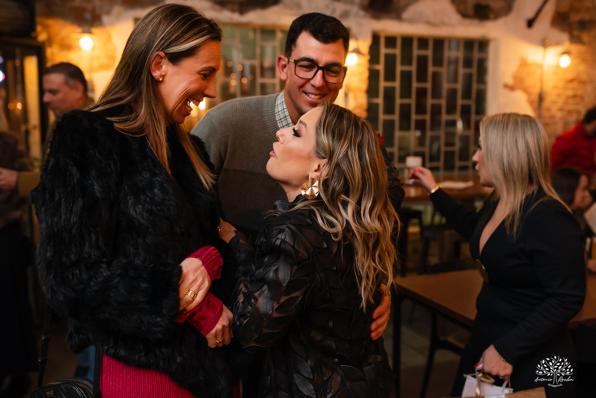 aniversário das Ana’s - irmãs gêmeas - Ana Laura - Ana Carolina - Cervejaria Fábrica Roca - celebração da vida - noite especial - familiares e amigos - música - descontração - Mateus Almeida - parabéns – bolo – Pelotas - Antonio Rocha Fotografias