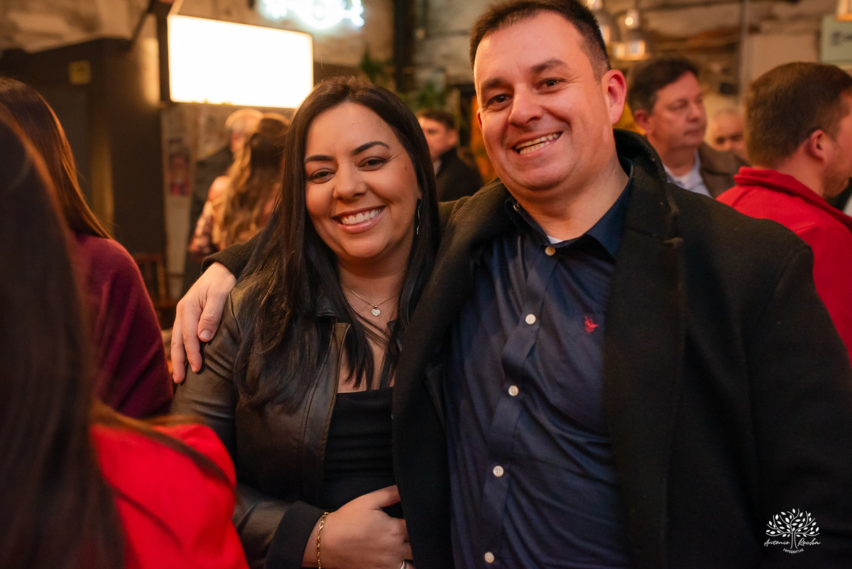 aniversário das Ana’s - irmãs gêmeas - Ana Laura - Ana Carolina - Cervejaria Fábrica Roca - celebração da vida - noite especial - familiares e amigos - música - descontração - Mateus Almeida - parabéns – bolo – Pelotas - Antonio Rocha Fotografias