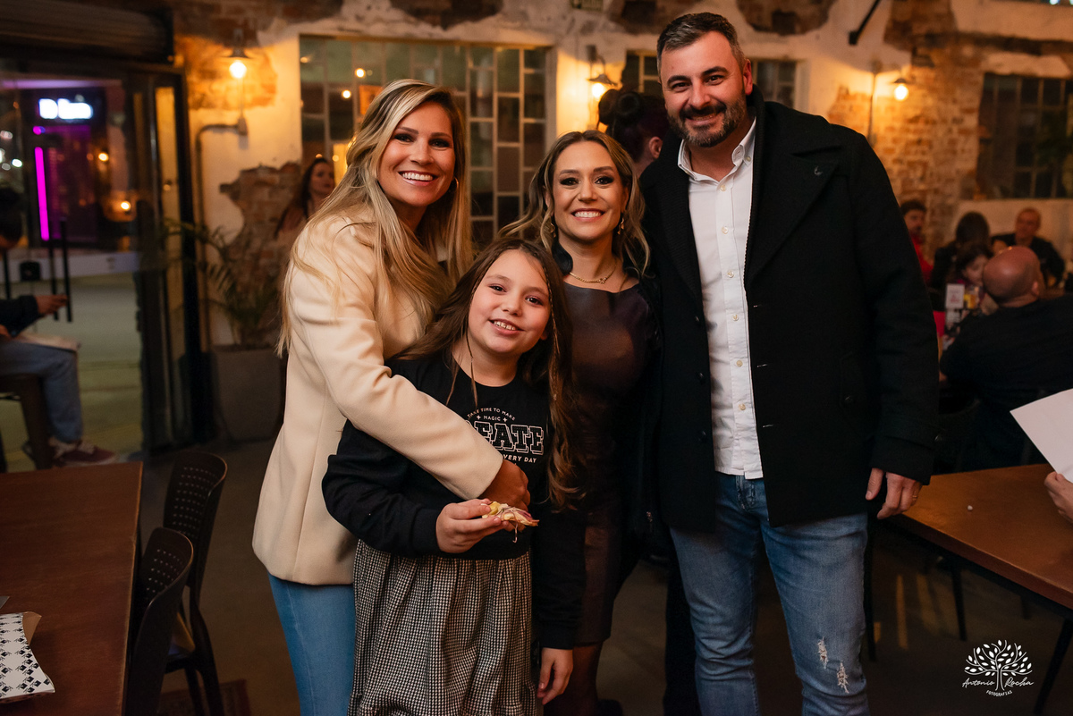 aniversário das Ana’s - irmãs gêmeas - Ana Laura - Ana Carolina - Cervejaria Fábrica Roca - celebração da vida - noite especial - familiares e amigos - música - descontração - Mateus Almeida - parabéns – bolo – Pelotas - Antonio Rocha Fotografias