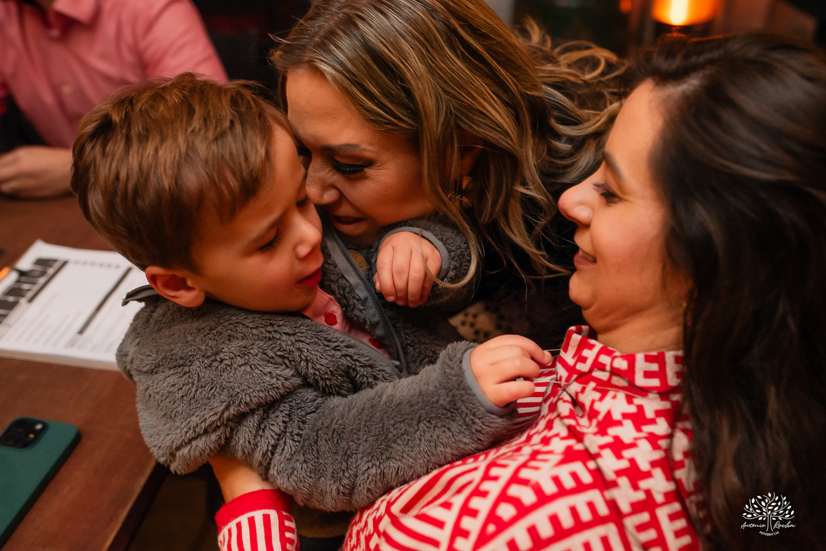aniversário das Ana’s - irmãs gêmeas - Ana Laura - Ana Carolina - Cervejaria Fábrica Roca - celebração da vida - noite especial - familiares e amigos - música - descontração - Mateus Almeida - parabéns – bolo – Pelotas - Antonio Rocha Fotografias