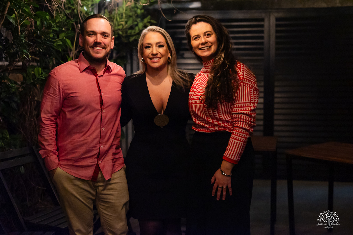 aniversário das Ana’s - irmãs gêmeas - Ana Laura - Ana Carolina - Cervejaria Fábrica Roca - celebração da vida - noite especial - familiares e amigos - música - descontração - Mateus Almeida - parabéns – bolo – Pelotas - Antonio Rocha Fotografias