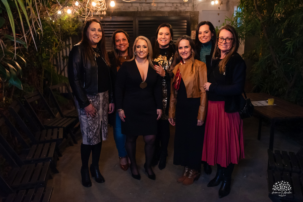 aniversário das Ana’s - irmãs gêmeas - Ana Laura - Ana Carolina - Cervejaria Fábrica Roca - celebração da vida - noite especial - familiares e amigos - música - descontração - Mateus Almeida - parabéns – bolo – Pelotas - Antonio Rocha Fotografias