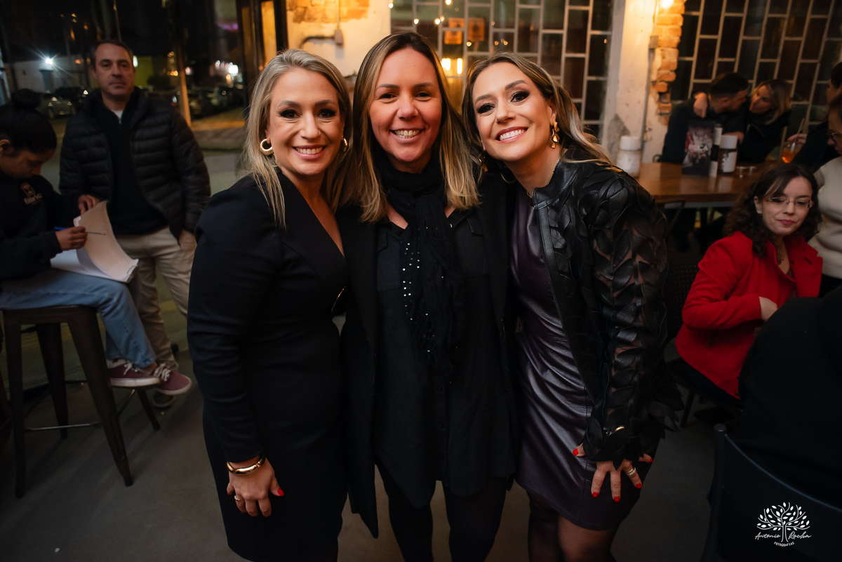 aniversário das Ana’s - irmãs gêmeas - Ana Laura - Ana Carolina - Cervejaria Fábrica Roca - celebração da vida - noite especial - familiares e amigos - música - descontração - Mateus Almeida - parabéns – bolo – Pelotas - Antonio Rocha Fotografias