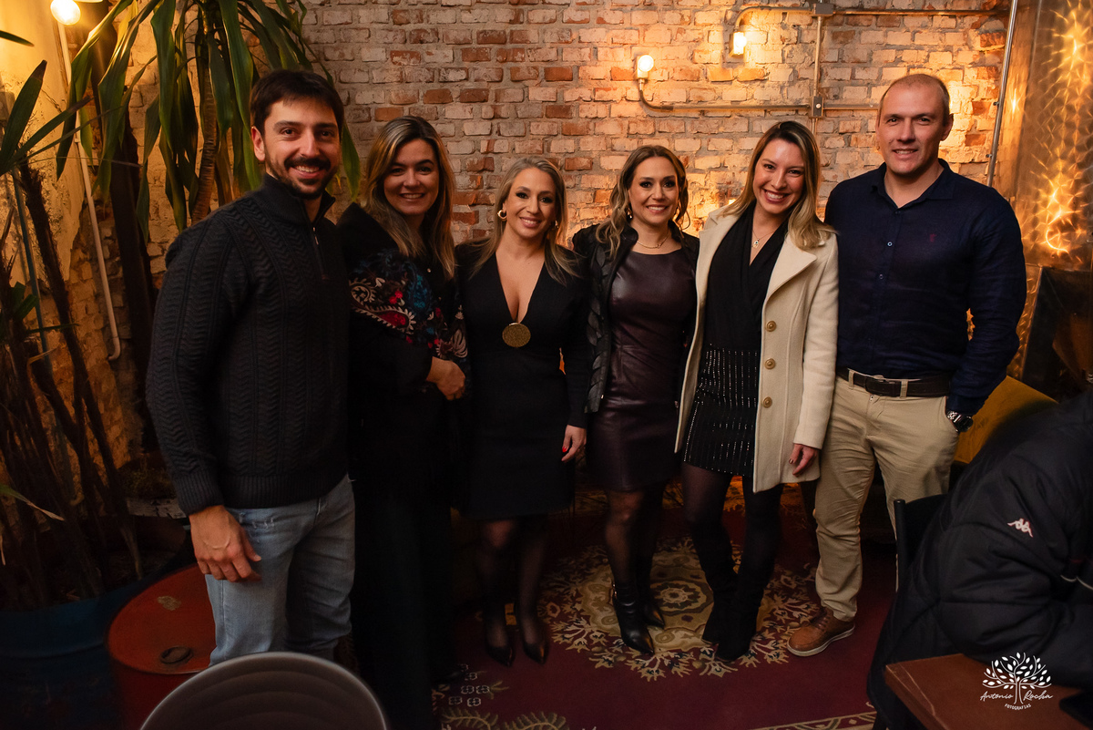 aniversário das Ana’s - irmãs gêmeas - Ana Laura - Ana Carolina - Cervejaria Fábrica Roca - celebração da vida - noite especial - familiares e amigos - música - descontração - Mateus Almeida - parabéns – bolo – Pelotas - Antonio Rocha Fotografias