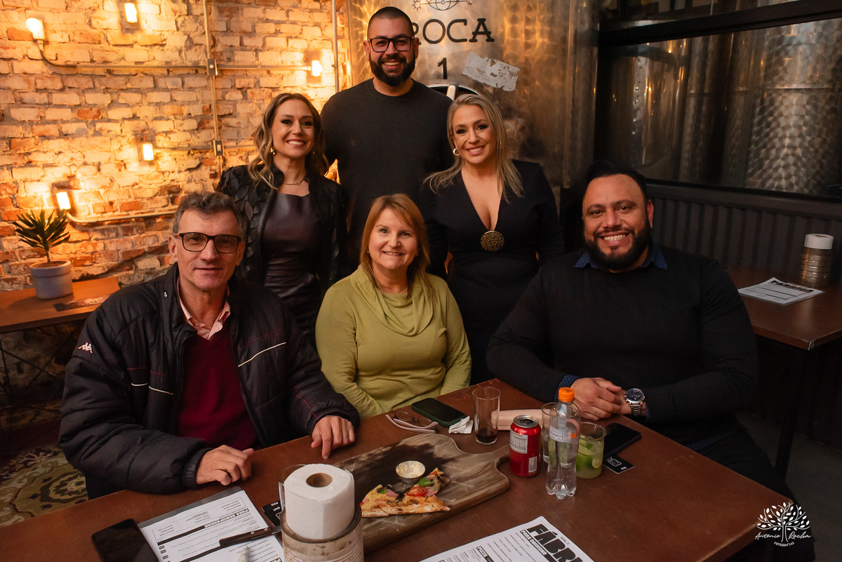 aniversário das Ana’s - irmãs gêmeas - Ana Laura - Ana Carolina - Cervejaria Fábrica Roca - celebração da vida - noite especial - familiares e amigos - música - descontração - Mateus Almeida - parabéns – bolo – Pelotas - Antonio Rocha Fotografias