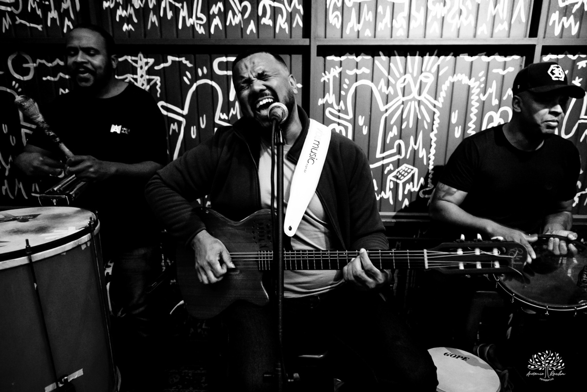 aniversário das Ana’s - irmãs gêmeas - Ana Laura - Ana Carolina - Cervejaria Fábrica Roca - celebração da vida - noite especial - familiares e amigos - música - descontração - Mateus Almeida - parabéns – bolo – Pelotas - Antonio Rocha Fotografias