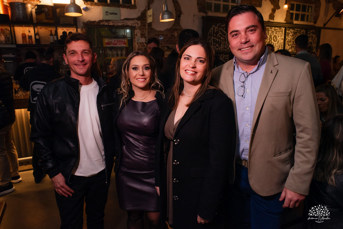 aniversário das Ana’s - irmãs gêmeas - Ana Laura - Ana Carolina - Cervejaria Fábrica Roca - celebração da vida - noite especial - familiares e amigos - música - descontração - Mateus Almeida - parabéns – bolo – Pelotas - Antonio Rocha Fotografias