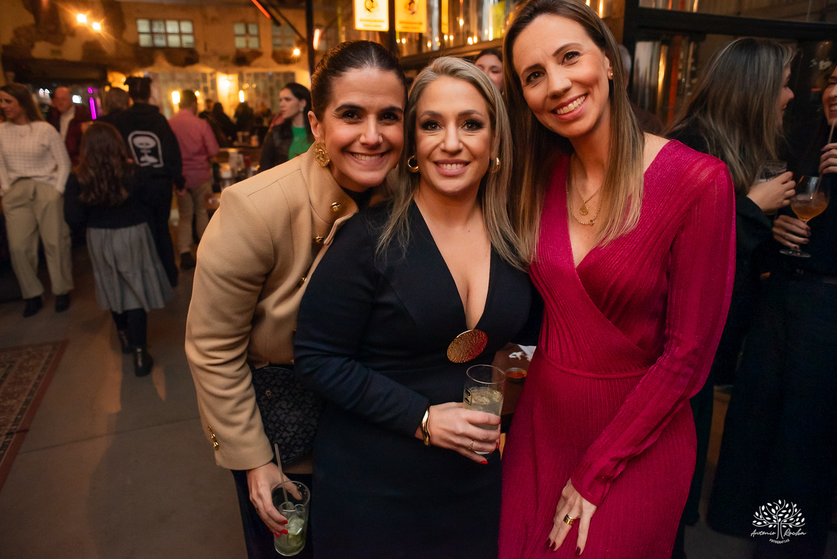 aniversário das Ana’s - irmãs gêmeas - Ana Laura - Ana Carolina - Cervejaria Fábrica Roca - celebração da vida - noite especial - familiares e amigos - música - descontração - Mateus Almeida - parabéns – bolo – Pelotas - Antonio Rocha Fotografias