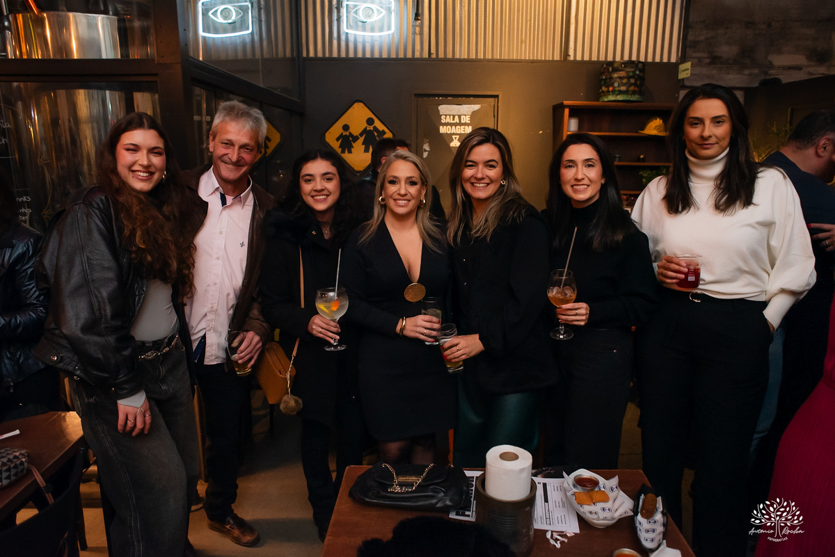 aniversário das Ana’s - irmãs gêmeas - Ana Laura - Ana Carolina - Cervejaria Fábrica Roca - celebração da vida - noite especial - familiares e amigos - música - descontração - Mateus Almeida - parabéns – bolo – Pelotas - Antonio Rocha Fotografias