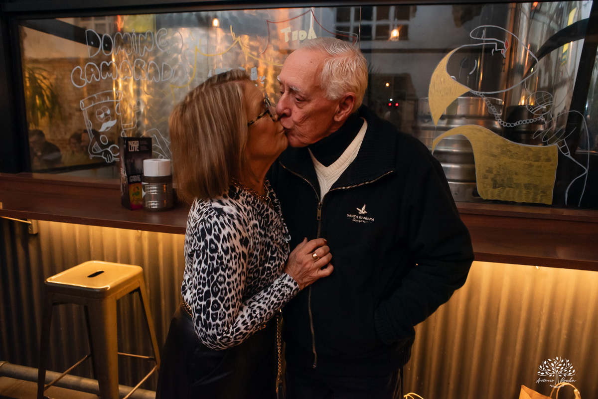 aniversário das Ana’s - irmãs gêmeas - Ana Laura - Ana Carolina - Cervejaria Fábrica Roca - celebração da vida - noite especial - familiares e amigos - música - descontração - Mateus Almeida - parabéns – bolo – Pelotas - Antonio Rocha Fotografias