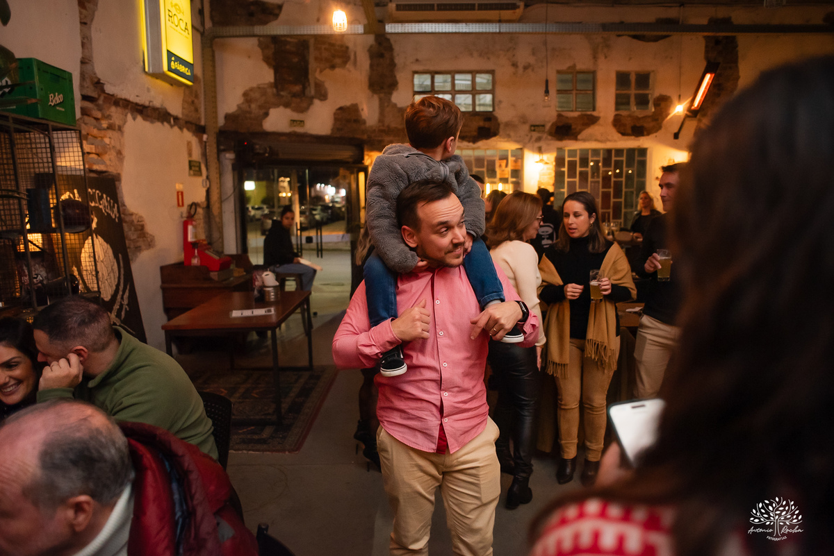 aniversário das Ana’s - irmãs gêmeas - Ana Laura - Ana Carolina - Cervejaria Fábrica Roca - celebração da vida - noite especial - familiares e amigos - música - descontração - Mateus Almeida - parabéns – bolo – Pelotas - Antonio Rocha Fotografias