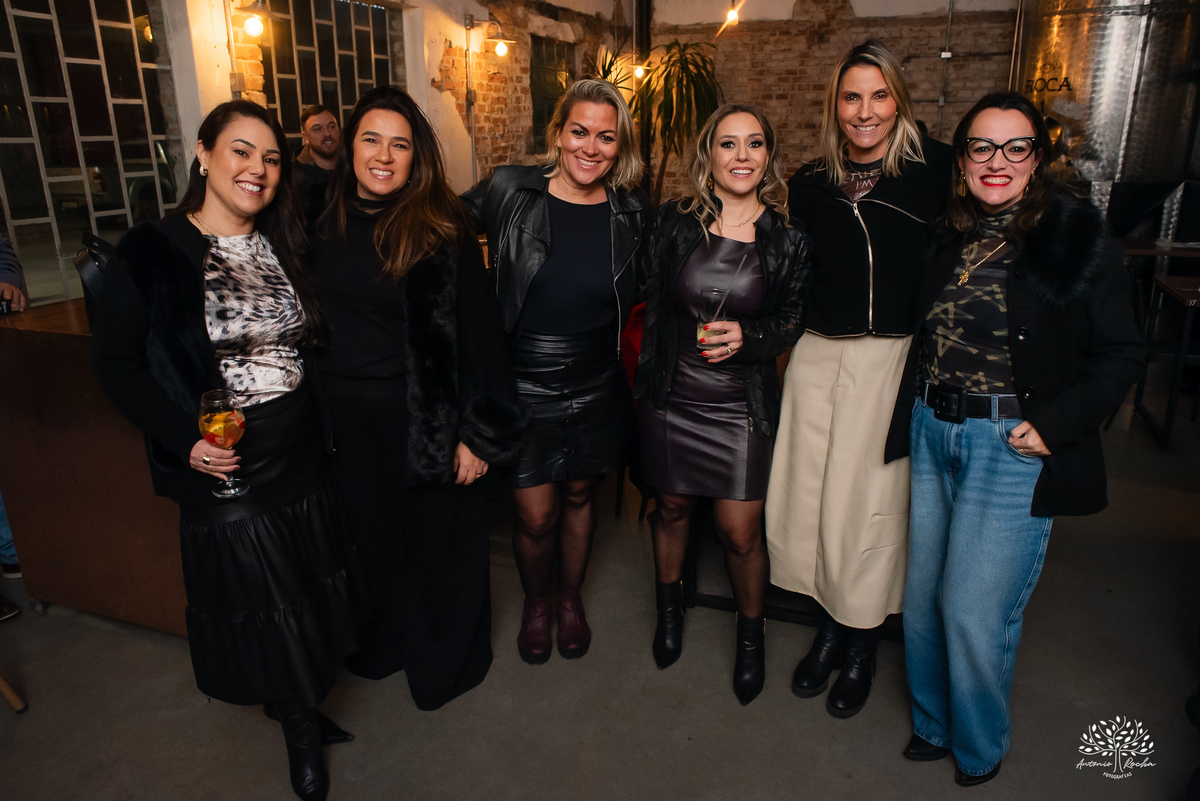 aniversário das Ana’s - irmãs gêmeas - Ana Laura - Ana Carolina - Cervejaria Fábrica Roca - celebração da vida - noite especial - familiares e amigos - música - descontração - Mateus Almeida - parabéns – bolo – Pelotas - Antonio Rocha Fotografias