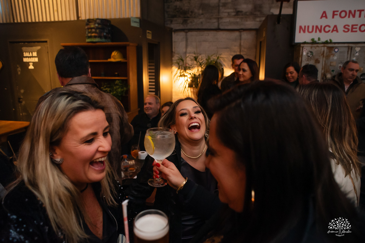 aniversário das Ana’s - irmãs gêmeas - Ana Laura - Ana Carolina - Cervejaria Fábrica Roca - celebração da vida - noite especial - familiares e amigos - música - descontração - Mateus Almeida - parabéns – bolo – Pelotas - Antonio Rocha Fotografias