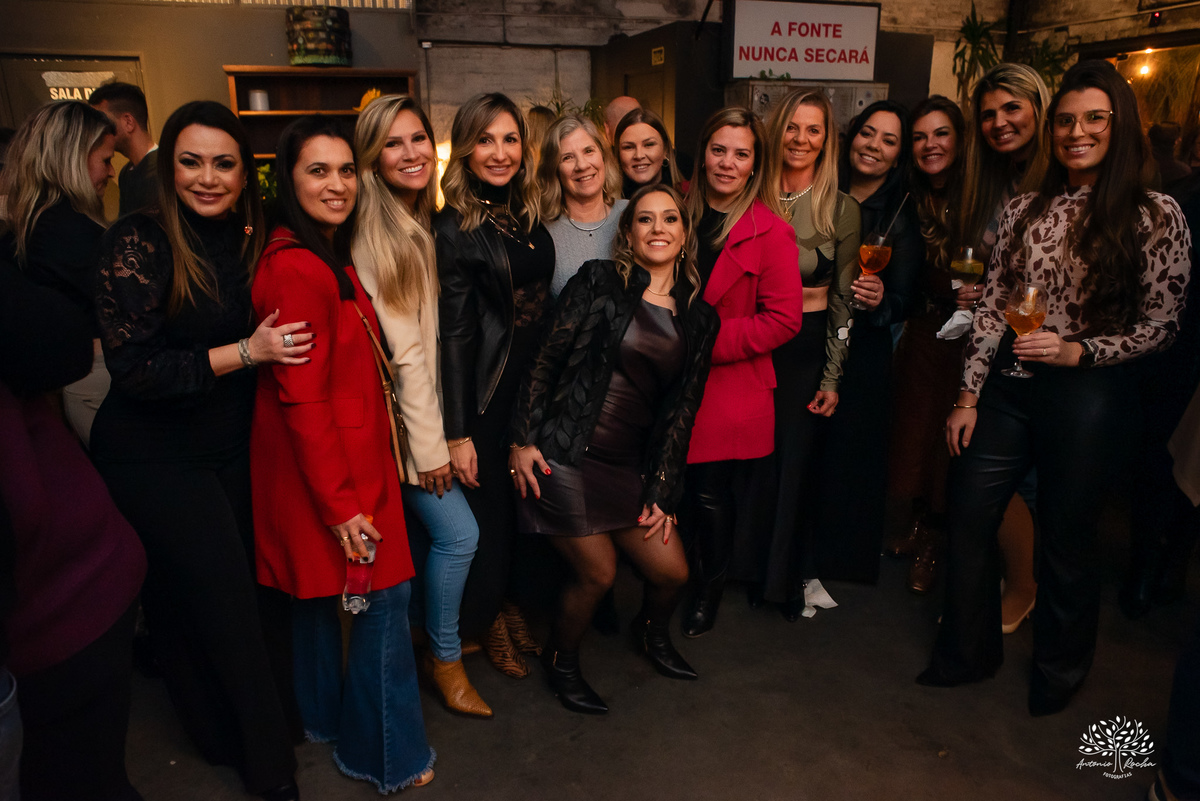 aniversário das Ana’s - irmãs gêmeas - Ana Laura - Ana Carolina - Cervejaria Fábrica Roca - celebração da vida - noite especial - familiares e amigos - música - descontração - Mateus Almeida - parabéns – bolo – Pelotas - Antonio Rocha Fotografias