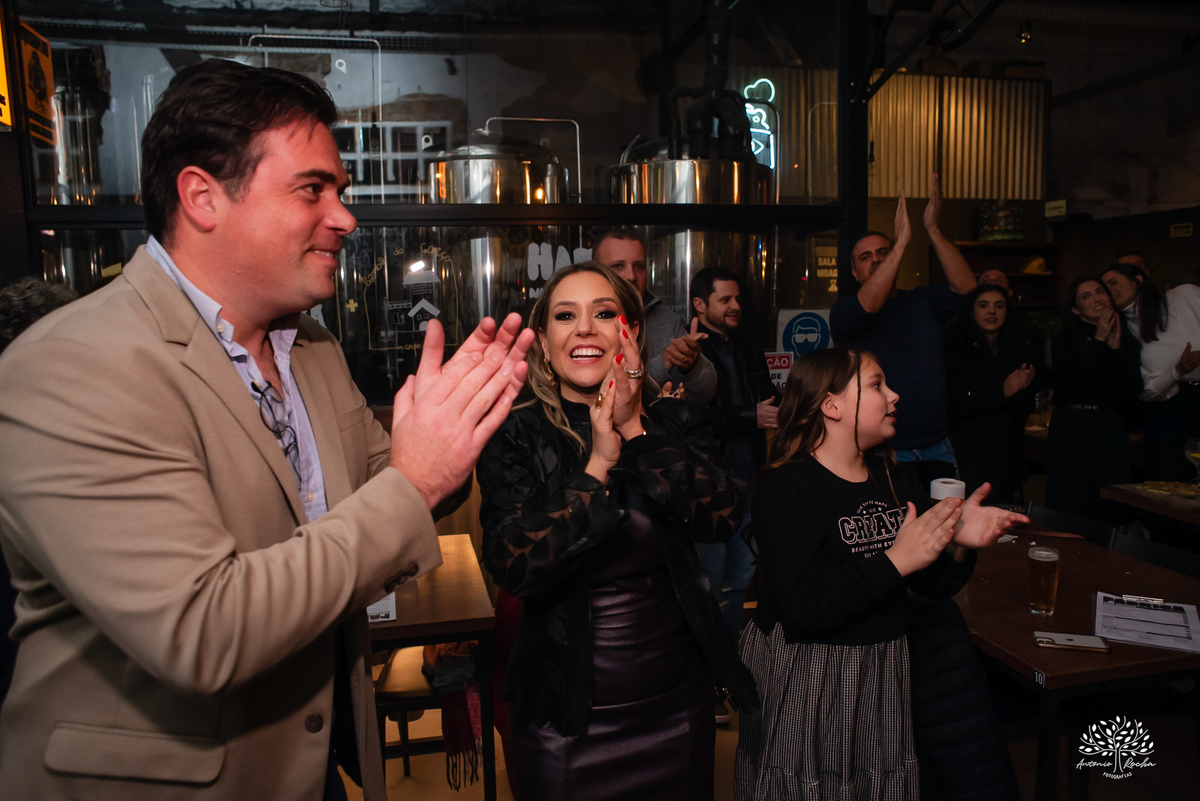 aniversário das Ana’s - irmãs gêmeas - Ana Laura - Ana Carolina - Cervejaria Fábrica Roca - celebração da vida - noite especial - familiares e amigos - música - descontração - Mateus Almeida - parabéns – bolo – Pelotas - Antonio Rocha Fotografias