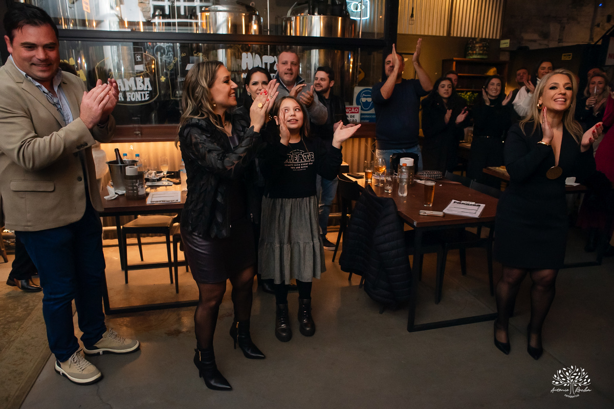 aniversário das Ana’s - irmãs gêmeas - Ana Laura - Ana Carolina - Cervejaria Fábrica Roca - celebração da vida - noite especial - familiares e amigos - música - descontração - Mateus Almeida - parabéns – bolo – Pelotas - Antonio Rocha Fotografias