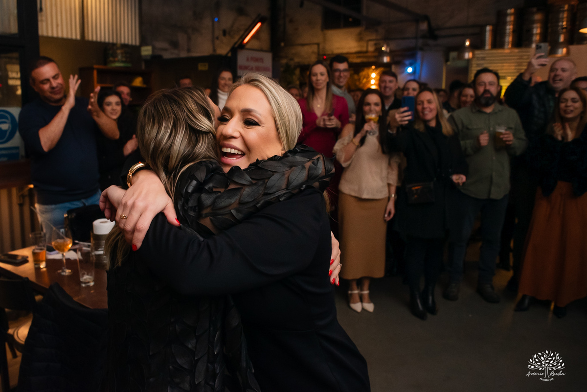 aniversário das Ana’s - irmãs gêmeas - Ana Laura - Ana Carolina - Cervejaria Fábrica Roca - celebração da vida - noite especial - familiares e amigos - música - descontração - Mateus Almeida - parabéns – bolo – Pelotas - Antonio Rocha Fotografias