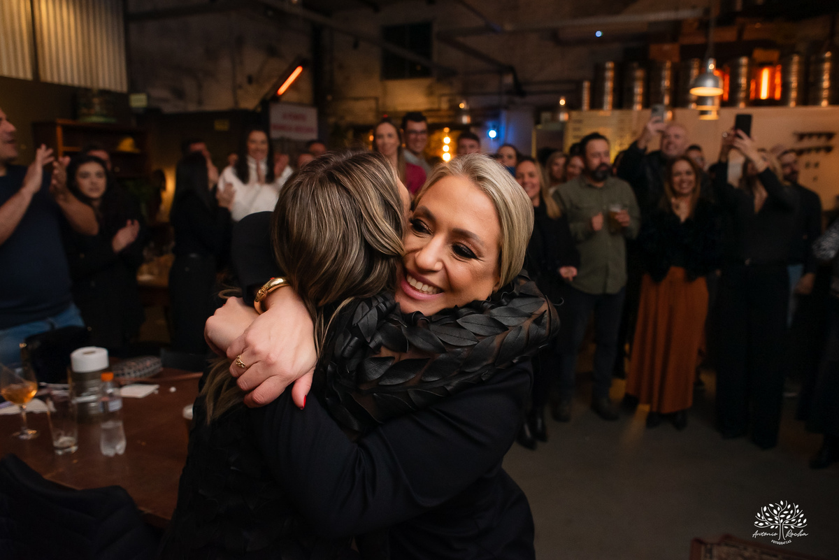 aniversário das Ana’s - irmãs gêmeas - Ana Laura - Ana Carolina - Cervejaria Fábrica Roca - celebração da vida - noite especial - familiares e amigos - música - descontração - Mateus Almeida - parabéns – bolo – Pelotas - Antonio Rocha Fotografias