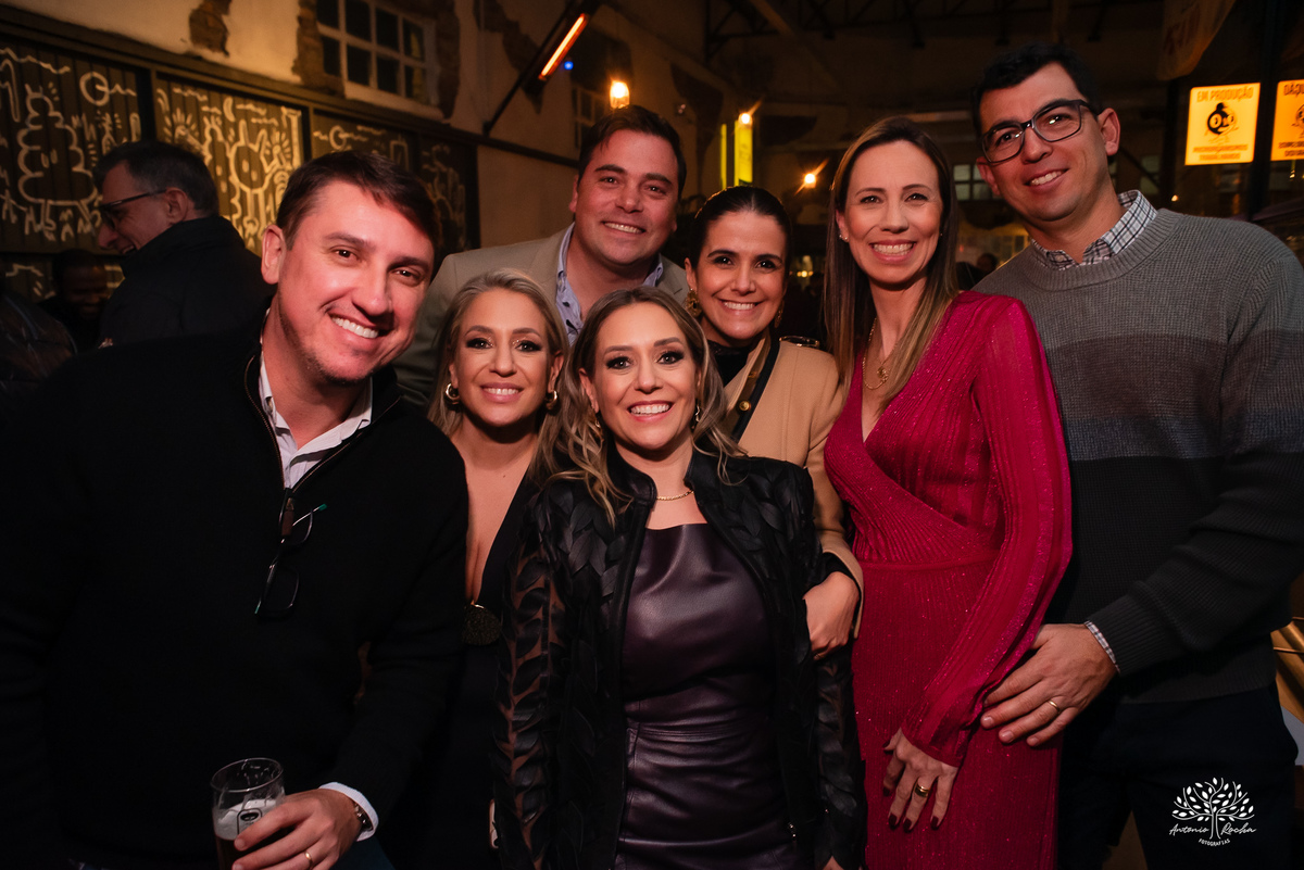 aniversário das Ana’s - irmãs gêmeas - Ana Laura - Ana Carolina - Cervejaria Fábrica Roca - celebração da vida - noite especial - familiares e amigos - música - descontração - Mateus Almeida - parabéns – bolo – Pelotas - Antonio Rocha Fotografias