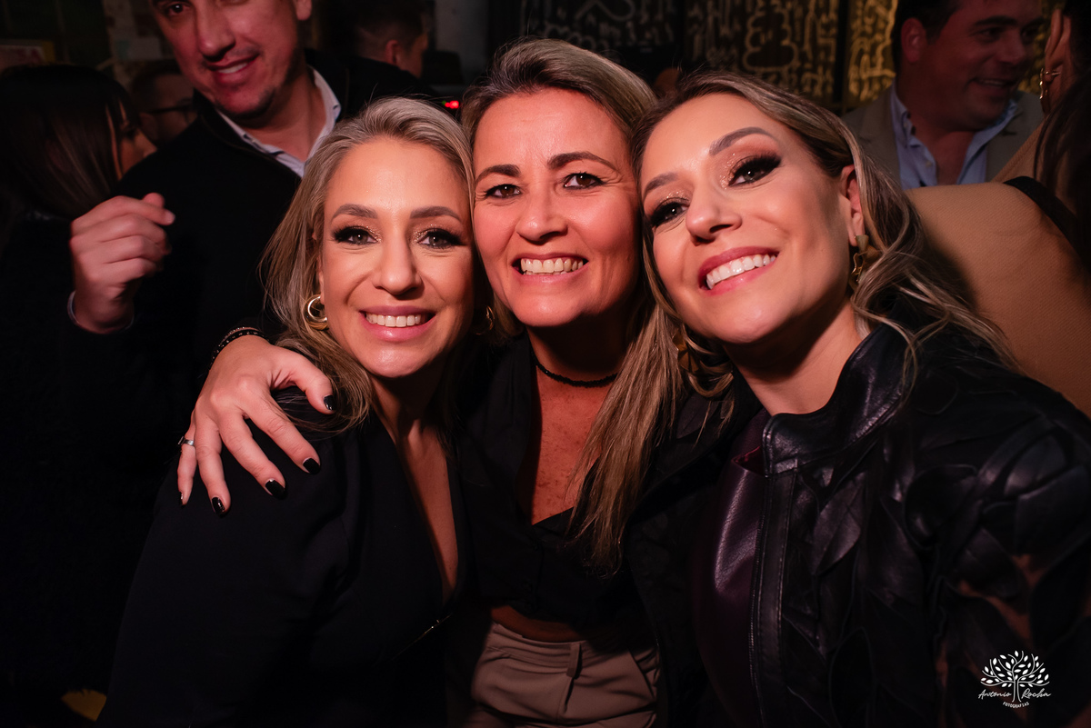 aniversário das Ana’s - irmãs gêmeas - Ana Laura - Ana Carolina - Cervejaria Fábrica Roca - celebração da vida - noite especial - familiares e amigos - música - descontração - Mateus Almeida - parabéns – bolo – Pelotas - Antonio Rocha Fotografias